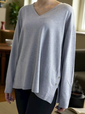 Πουλόβερ με V και διακοσμητικά κουμπιά – κομψότητα σε κάθε λεπτομέρεια