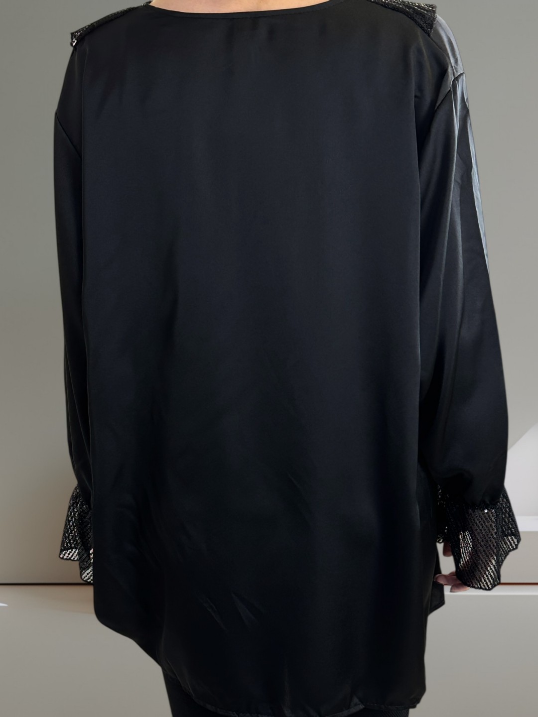 Chic Σατέν Μπλούζα με Βολάν Διακοσμημένο με Παγιέτες