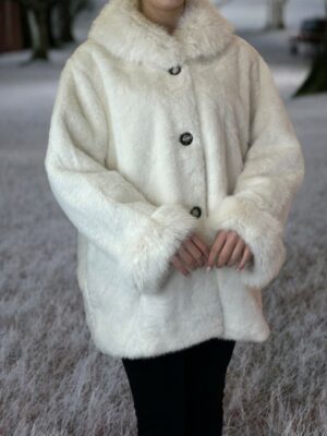 Warm Elegance Γούνα με Τρία Κουμπιά