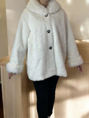 Warm Elegance Γούνα με Τρία Κουμπιά