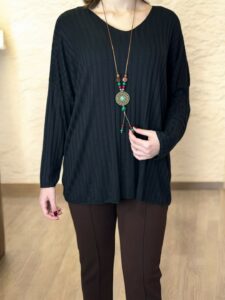 Ελαστική Ριμπ Μπλούζα με Διακοσμητικό Κολιέ