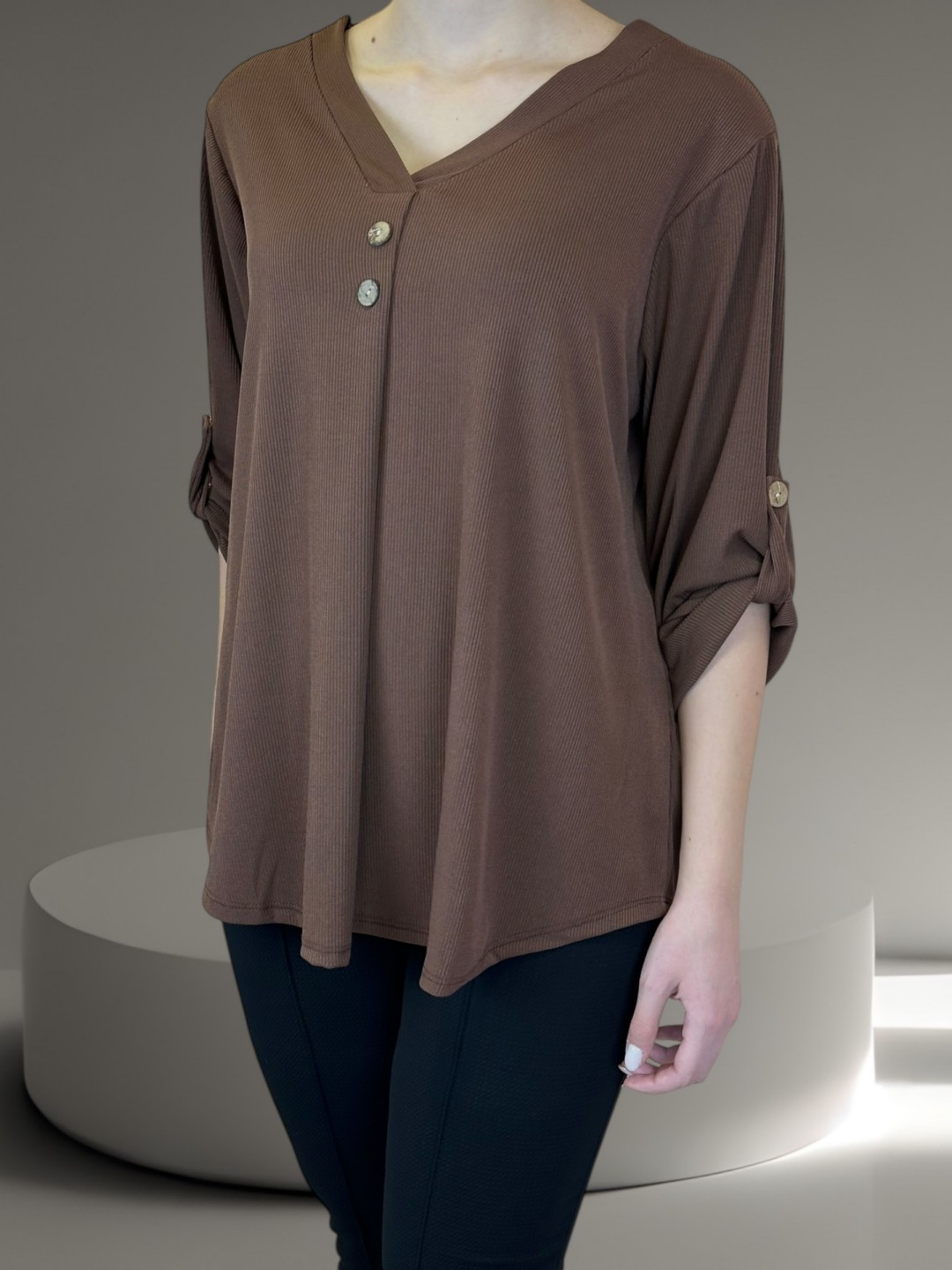 Κομψή μπλούζα με V και διακοσμητικά κουμπιά