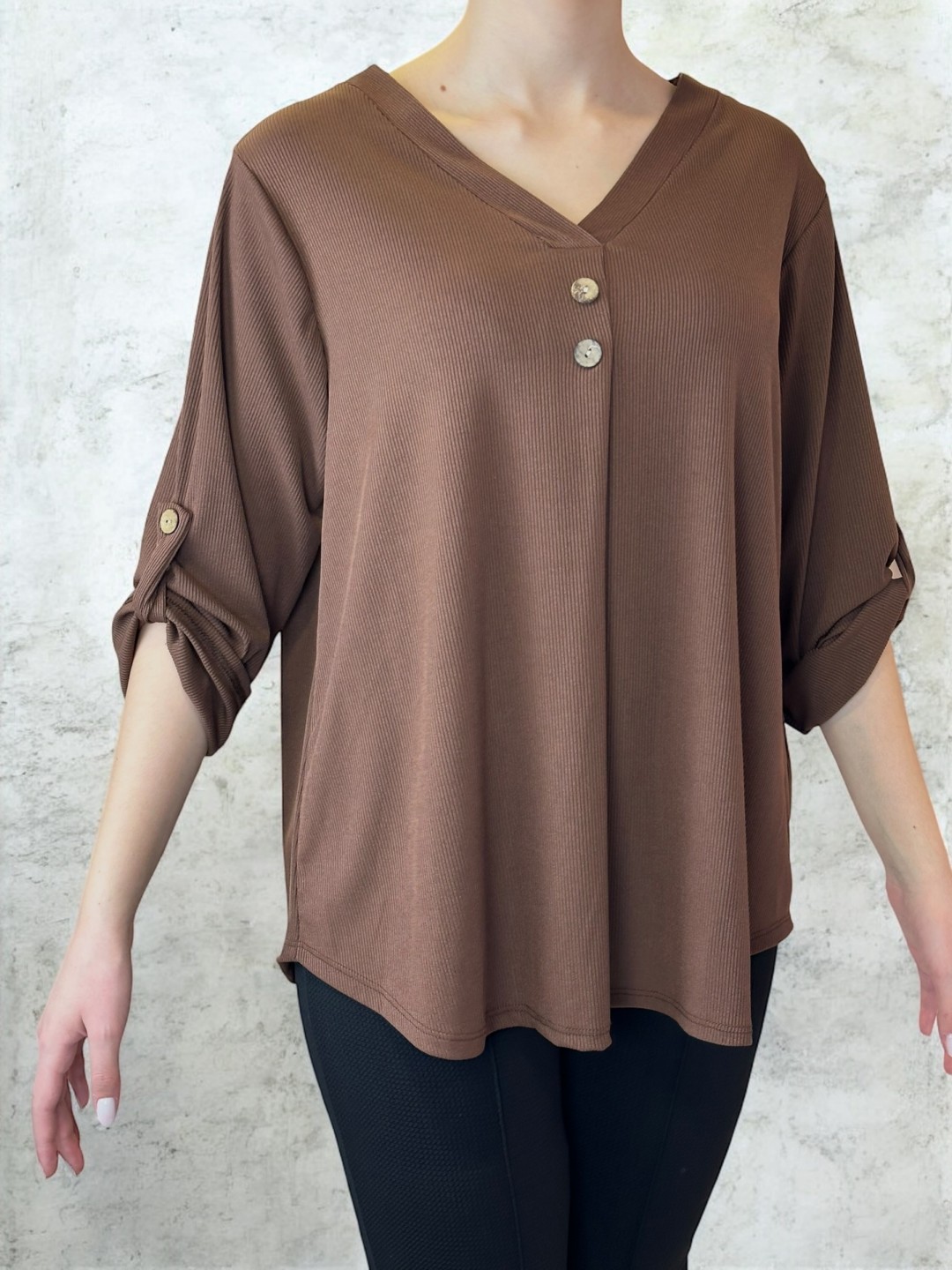 Κομψή μπλούζα με V και διακοσμητικά κουμπιά