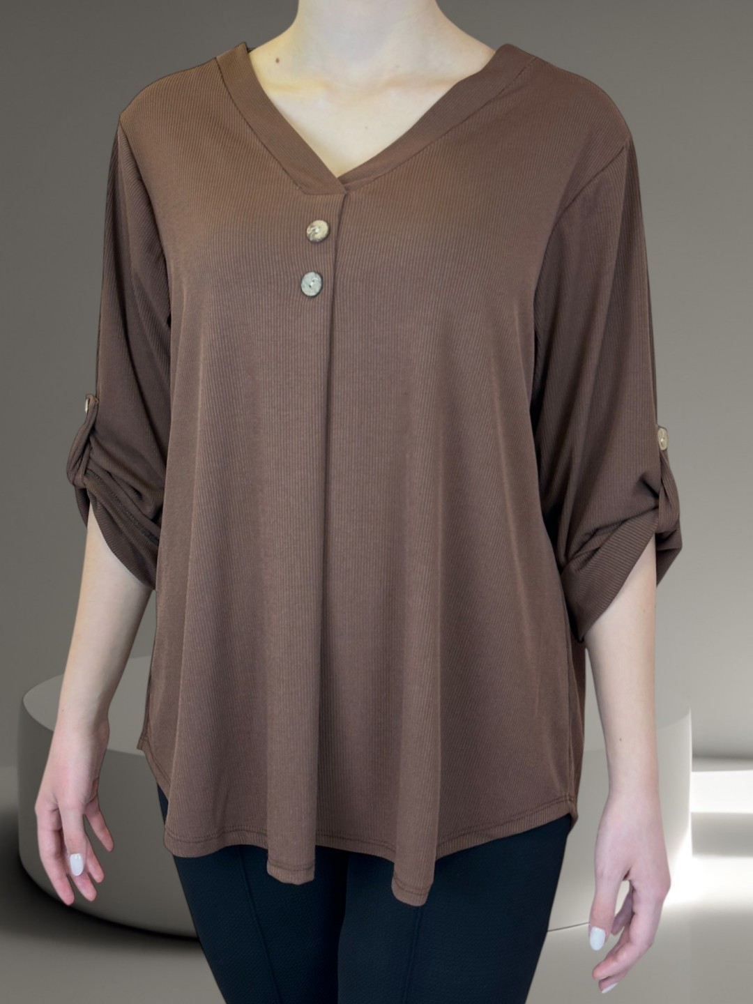 Κομψή μπλούζα με V και διακοσμητικά κουμπιά