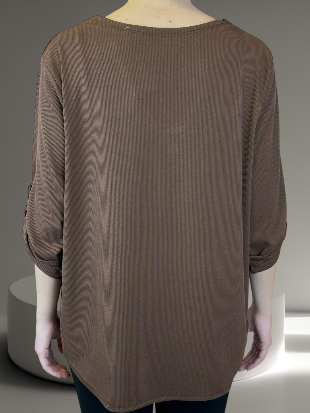 Κομψή μπλούζα με V και διακοσμητικά κουμπιά