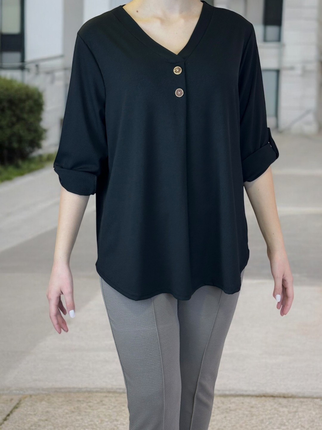 Κομψή μπλούζα με V και διακοσμητικά κουμπιά