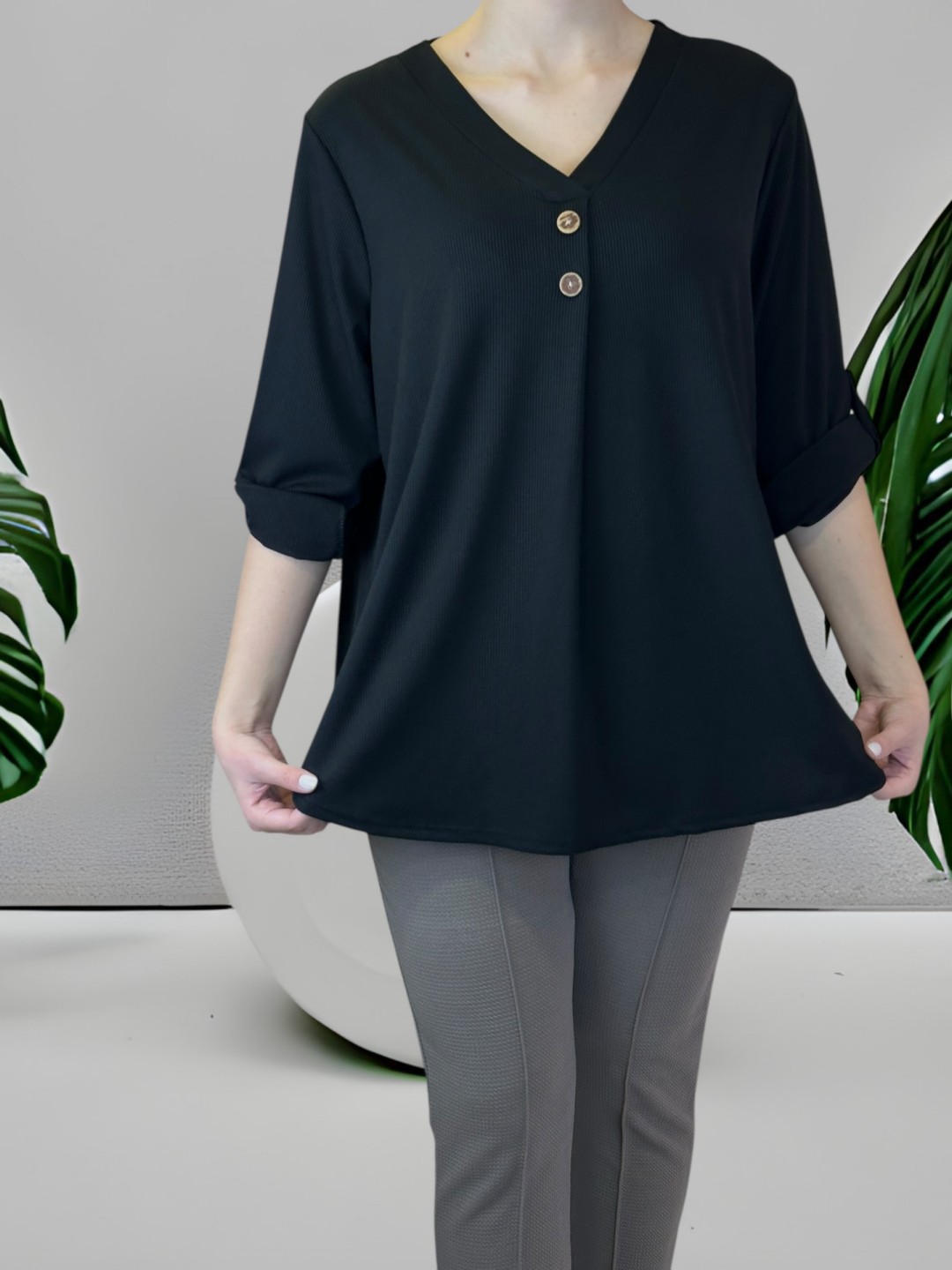 Κομψή μπλούζα με V και διακοσμητικά κουμπιά