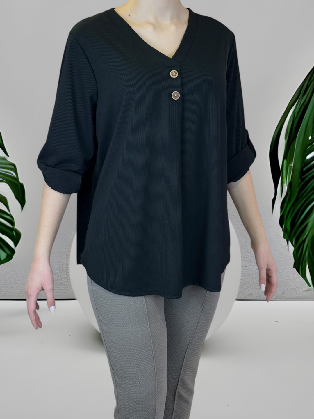 Κομψή μπλούζα με V και διακοσμητικά κουμπιά