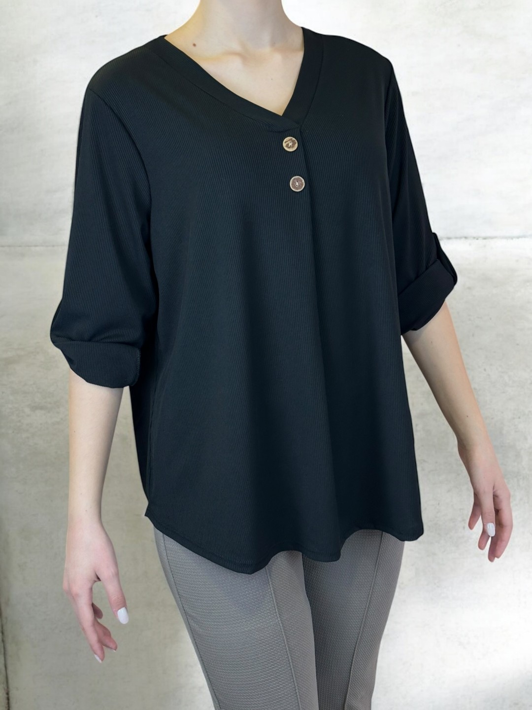 Κομψή μπλούζα με V και διακοσμητικά κουμπιά