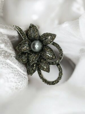 Μαύρη Καρφίτσα με Σχέδιο Λουλουδιού<br/><small class="dmm_sku">Κωδικός προϊόντος: 8875-μαυρο</small>