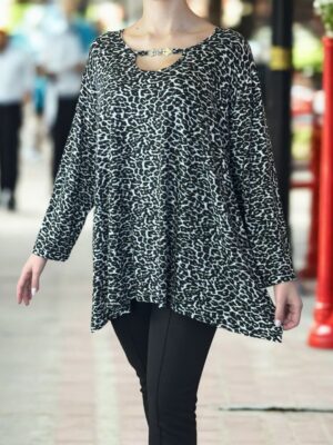 Μπλούζα βισκόζης με ενσωματωμένο διακοσμητικό αξεσουάρ<br/><small class="dmm_sku">Κωδικός προϊόντος: 8882-λεοπαρ</small>