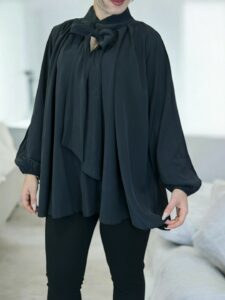 Πουκάμισο με δέσιμο στον λαιμό που κλέβει τις εντυπώσεις