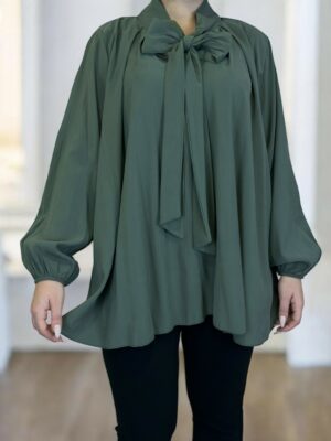 Πουκάμισο με δέσιμο στον λαιμό που κλέβει τις εντυπώσεις