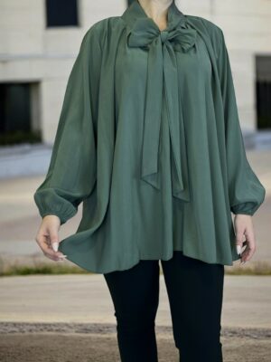 Πουκάμισο με δέσιμο στον λαιμό που κλέβει τις εντυπώσεις