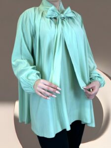 Πουκάμισο με δέσιμο στον λαιμό που κλέβει τις εντυπώσεις