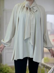 Πουκάμισο με δέσιμο στον λαιμό που κλέβει τις εντυπώσεις