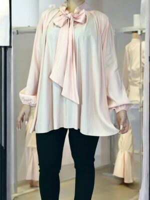 Πουκάμισο με δέσιμο στον λαιμό που κλέβει τις εντυπώσεις