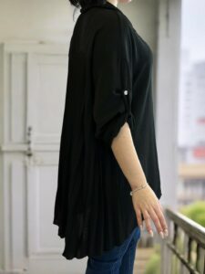 Κομψό πουκάμισο με πλισέ λεπτομέρεια πίσω