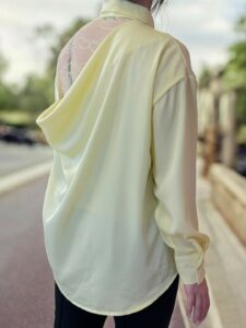 Elegant πουκάμισο με φίνα δαντέλα στην πλάτη