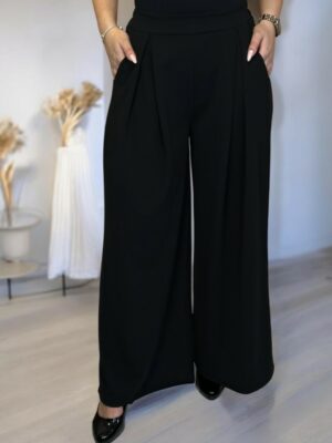 Η κρεπ παντελόνα που κολακεύει τη σιλουέτα