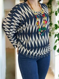 Μπλούζα σε ελαστικό ύφασμα με κολιέ