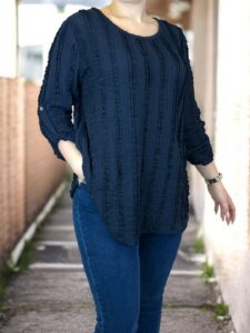 Must-have μπλούζα με textured λεπτομέρεια