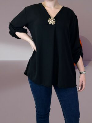 Elegant πουκάμισο με V και κόσμημα