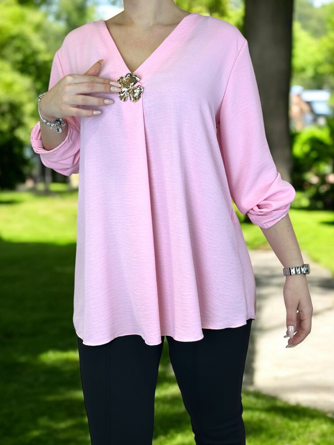 Elegant πουκάμισο με V και κόσμημα