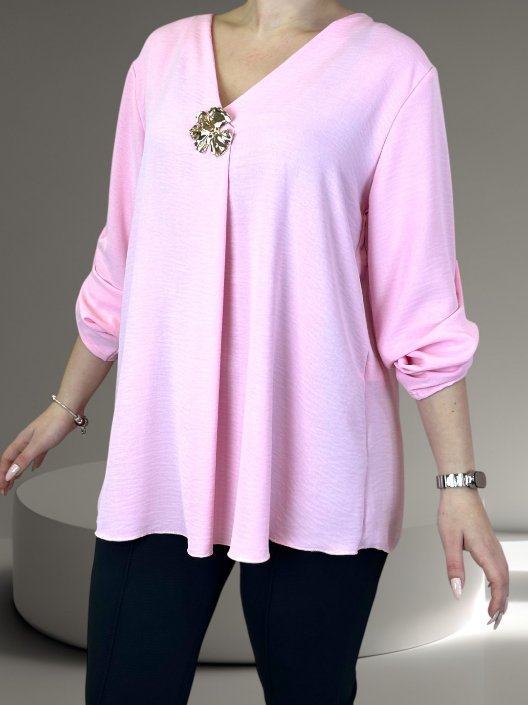 Elegant πουκάμισο με V και κόσμημα