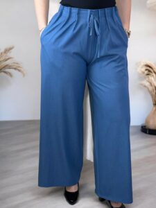 Άνετη denim παντελόνα με ξεχωριστό σχεδιασμό στη μέση