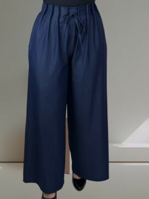 Άνετη denim παντελόνα με ξεχωριστό σχεδιασμό στη μέση