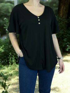 Κοντομάνικη μπλούζα με φίνα κουμπιά