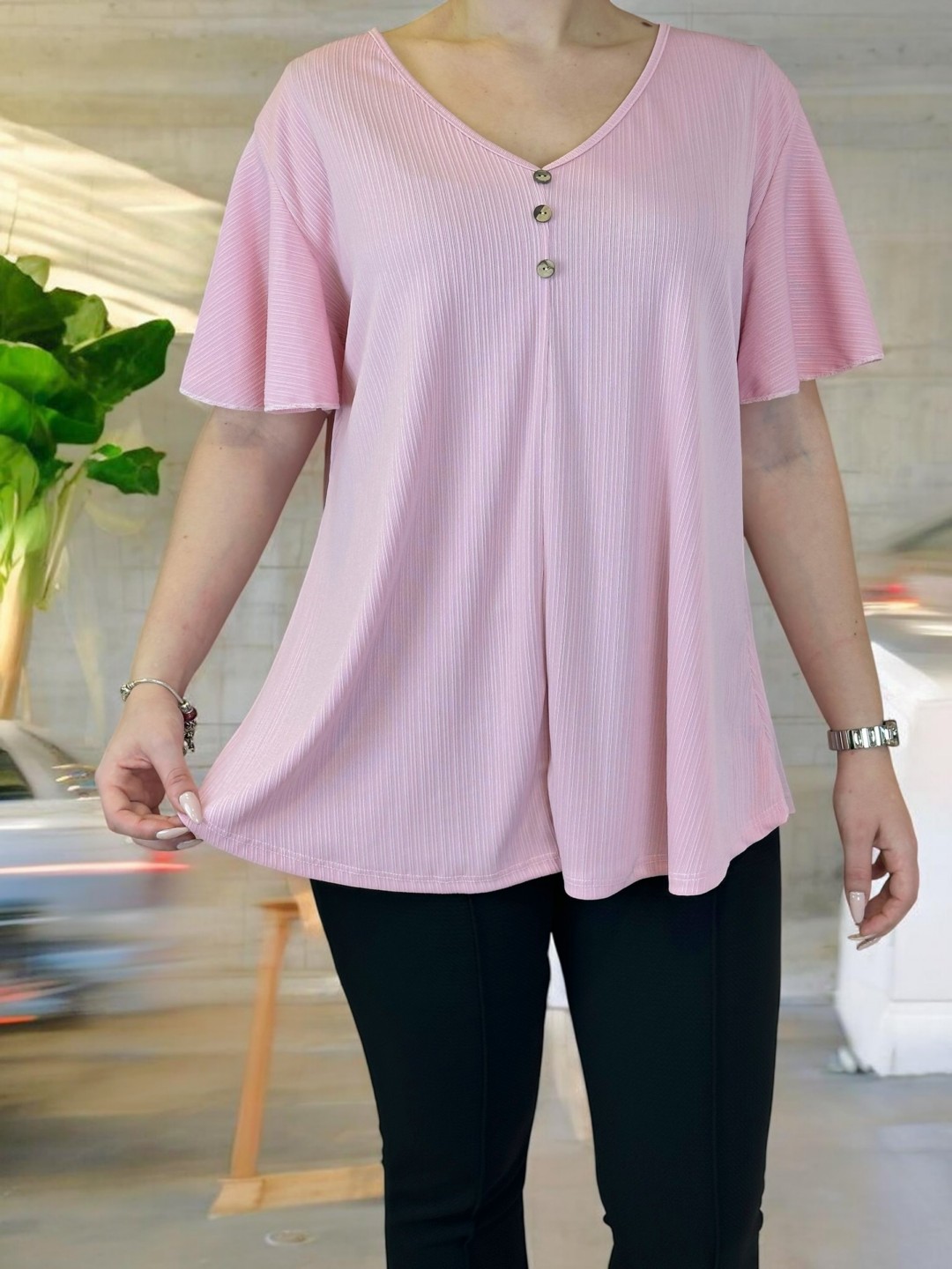 Κοντομάνικη μπλούζα με φίνα κουμπιά