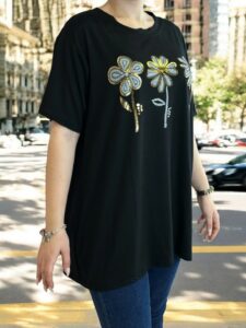 Κοντομάνικη μπλούζα με λουλουδάτο τύπωμα