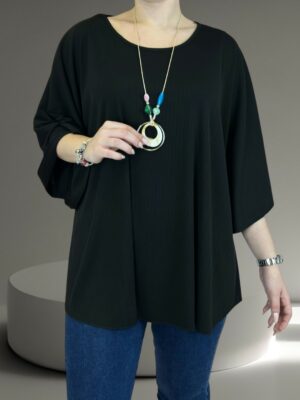 Η ribbed μπλούζα που αγκαλιάζει τη σιλουέτα