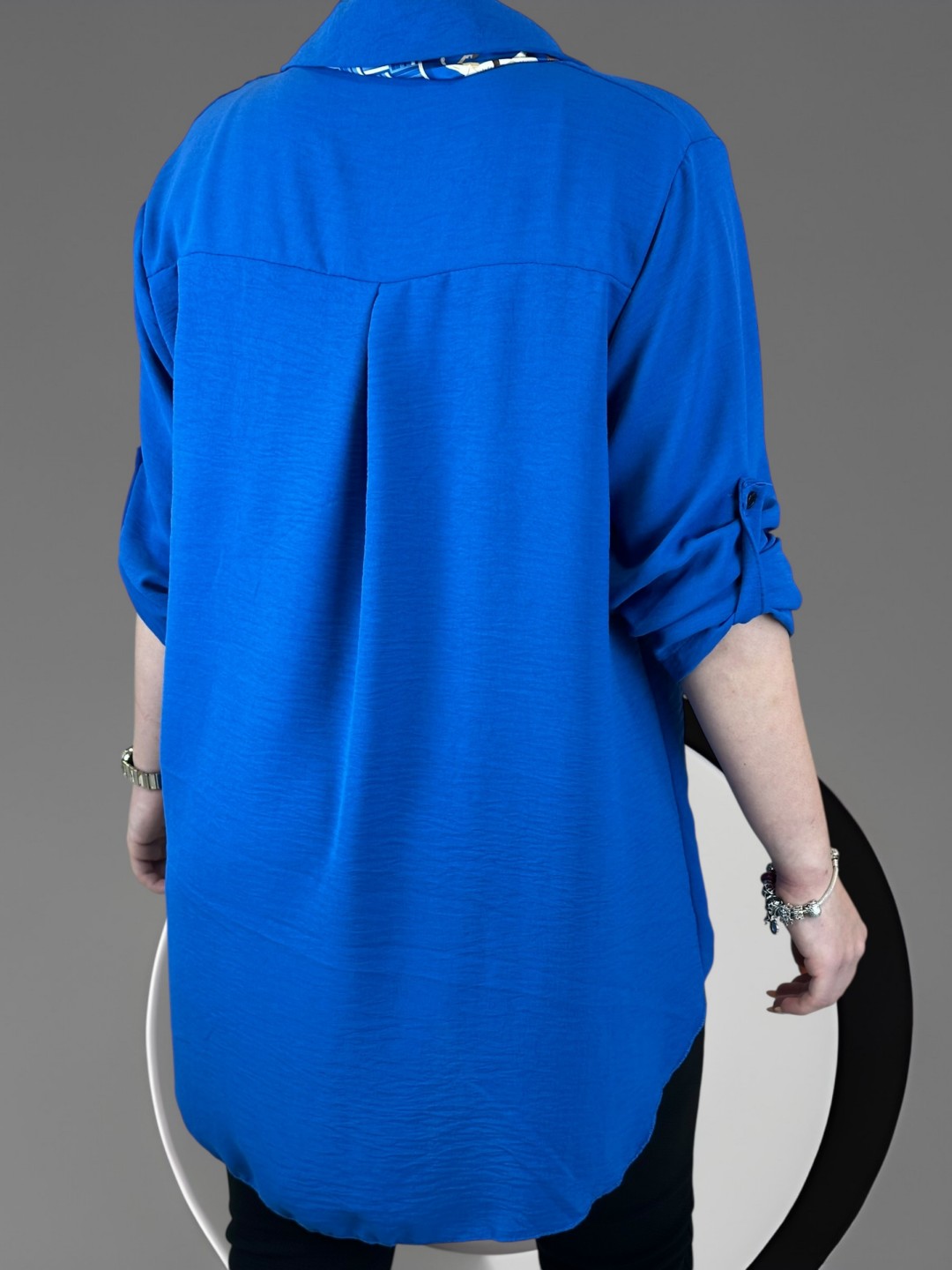 Το πουκάμισο με scarf που απογειώνει το look