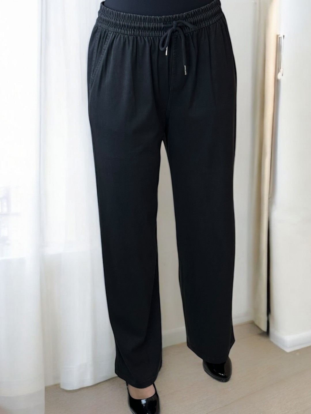 Ελαστικό παντελόνι άνετης γραμμής με τσέπες