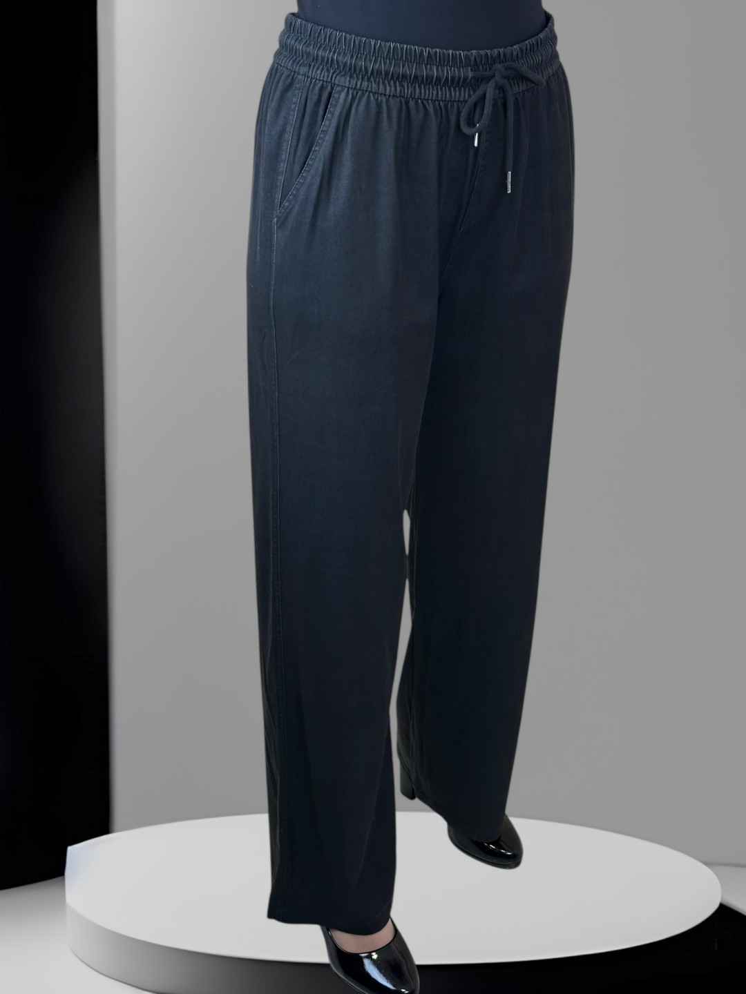 Ελαστικό παντελόνι άνετης γραμμής με τσέπες