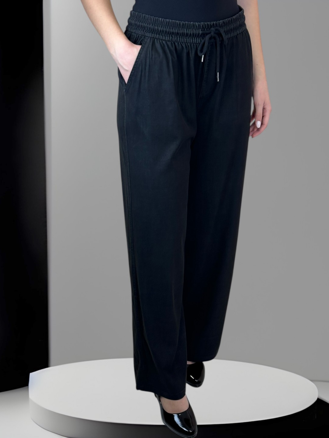 Ελαστικό παντελόνι άνετης γραμμής με τσέπες