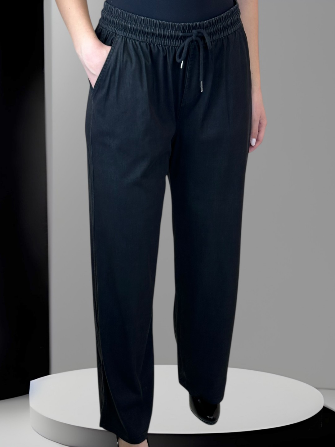 Ελαστικό παντελόνι άνετης γραμμής με τσέπες