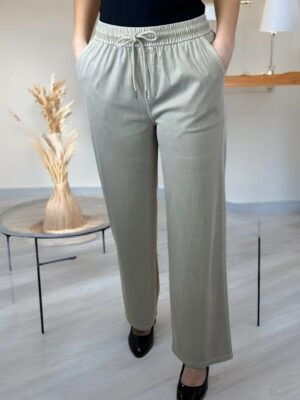 Ελαστικό παντελόνι άνετης γραμμής με τσέπες