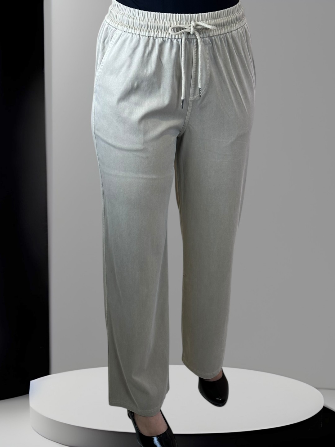 Ελαστικό παντελόνι άνετης γραμμής με τσέπες