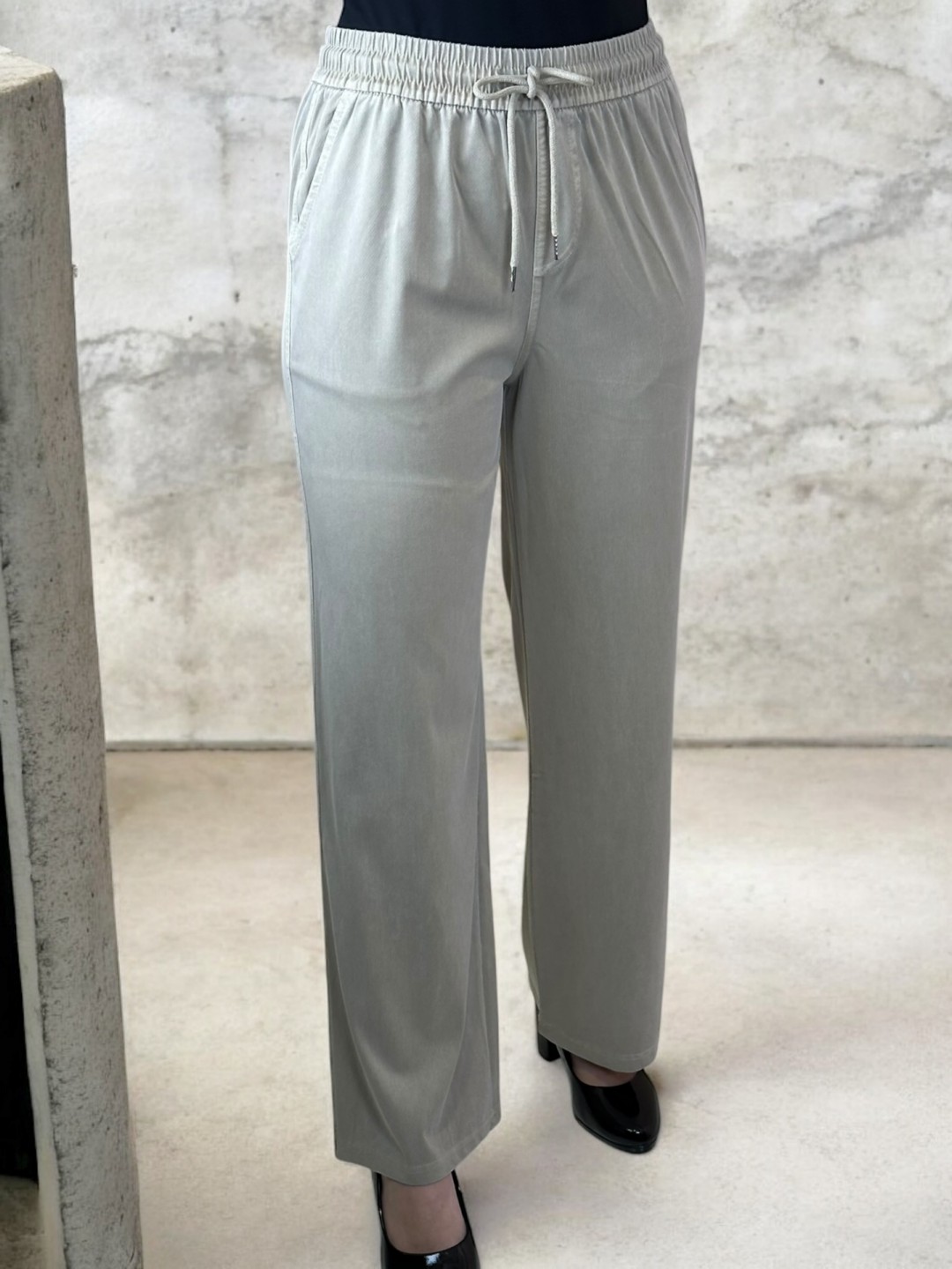 Ελαστικό παντελόνι άνετης γραμμής με τσέπες