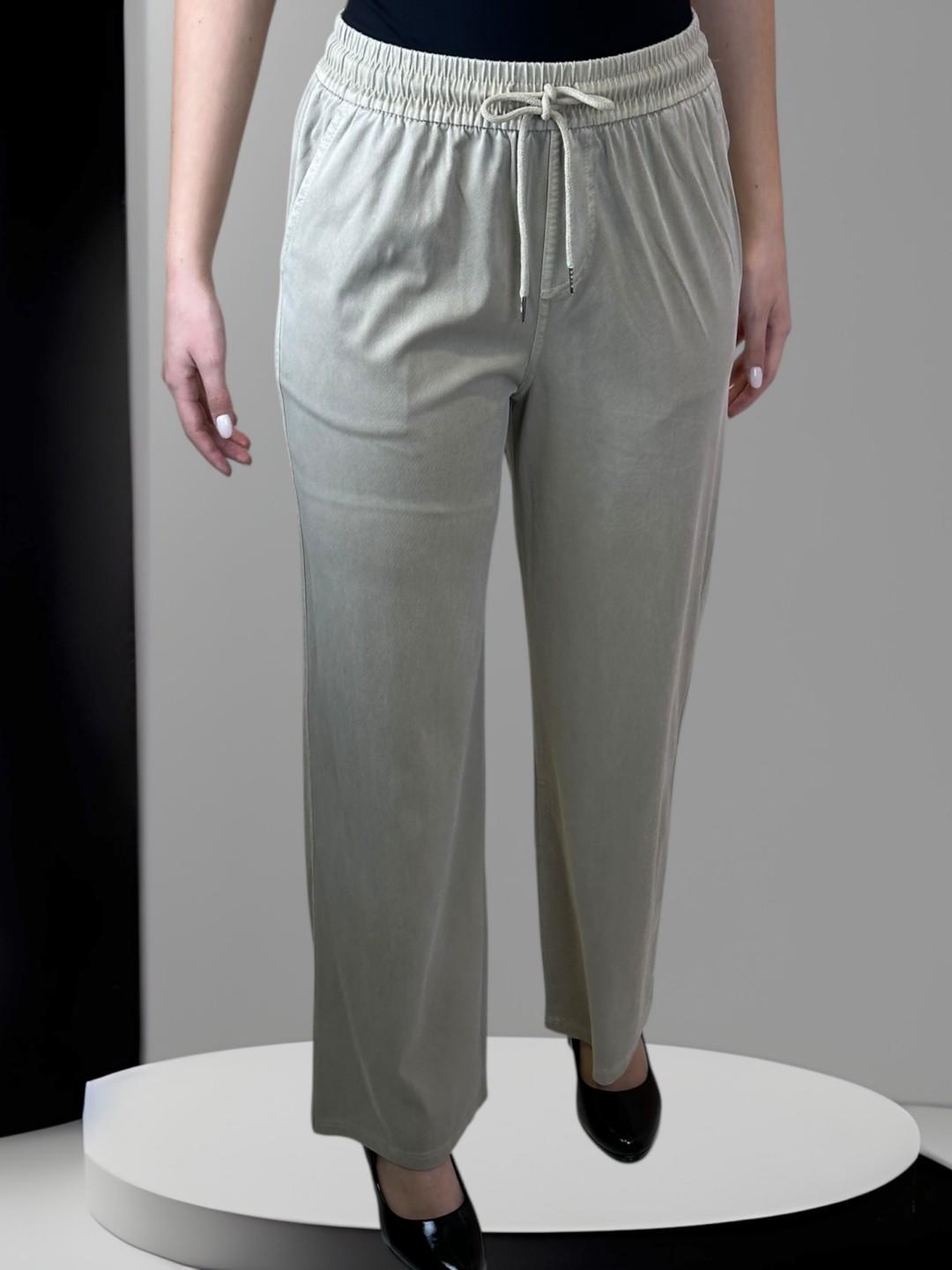 Ελαστικό παντελόνι άνετης γραμμής με τσέπες