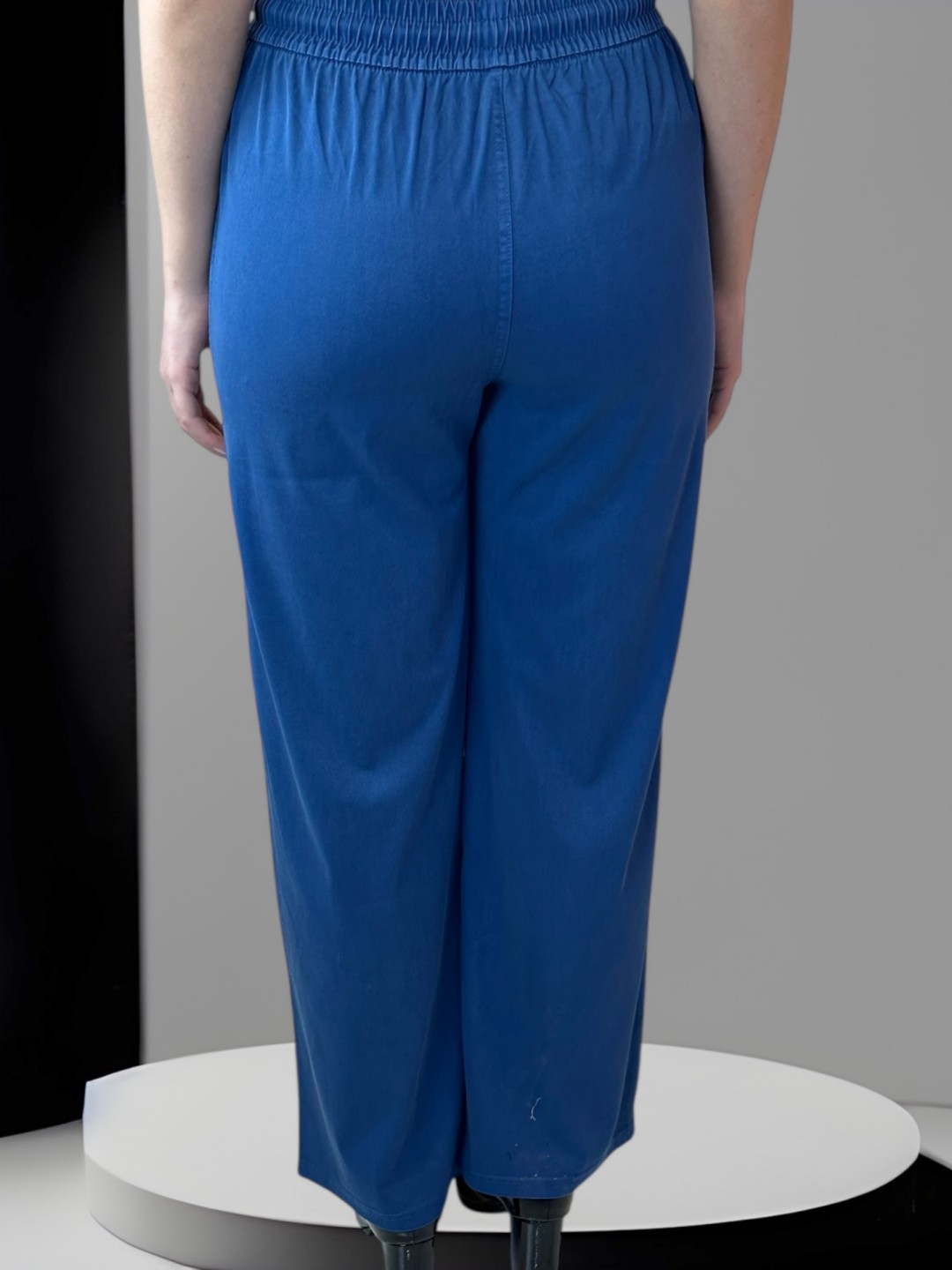 Ελαστικό παντελόνι άνετης γραμμής με τσέπες