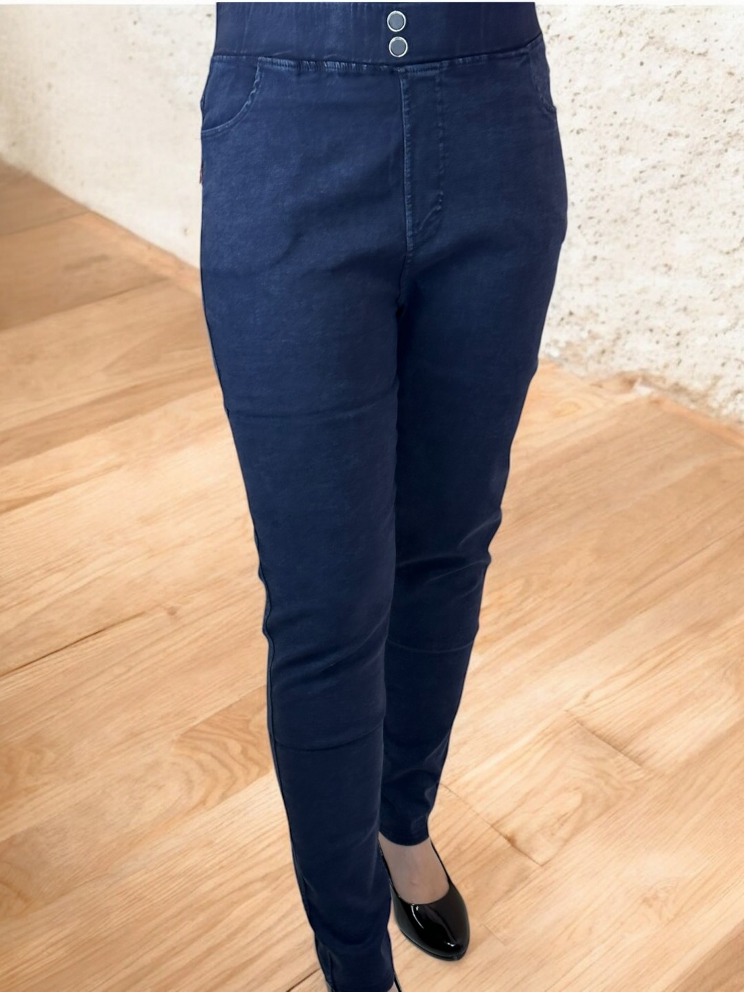 Το soft denim παντελόνι που θα φορέσεις παντού