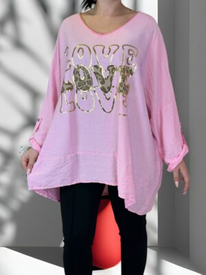 Η ροζ μπλούζα που φωτίζει το look