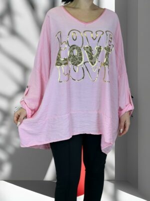 Η ροζ μπλούζα που φωτίζει το look