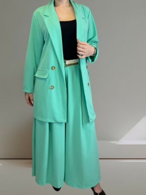 Μοντέρνο κοστούμι με άνετο φαρδύ παντελόνι