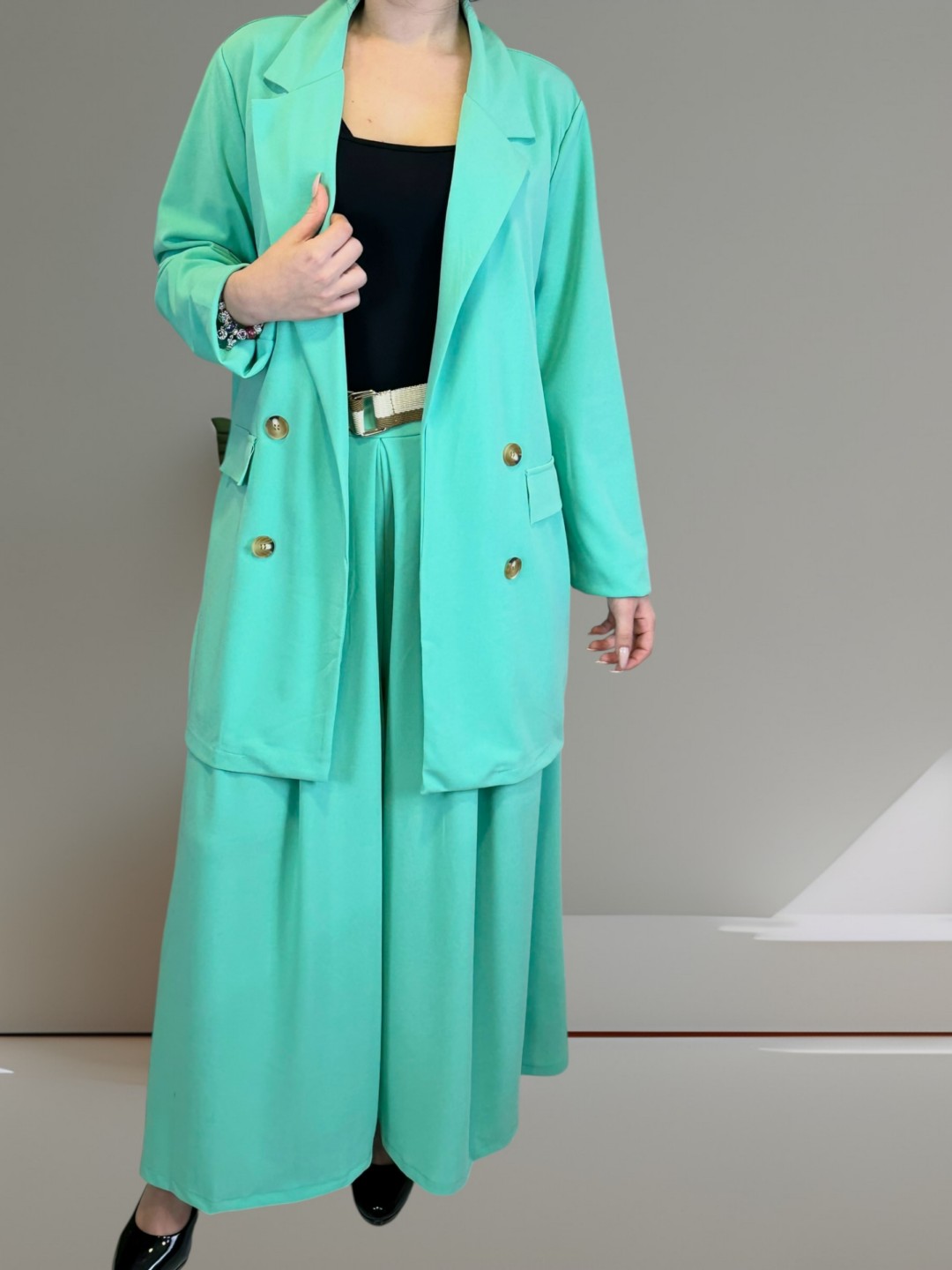 Μοντέρνο κοστούμι με άνετο φαρδύ παντελόνι